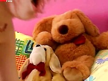 Blondie Masturba en la Piscina con un Hombre de Negocios (2018).