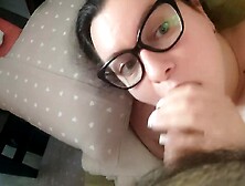 Ragazza fa un pompino amatoriale sul divano con venuta in bocca