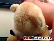 Candy Kiss faz uma lap dance para seus ursinhos de pelúcia