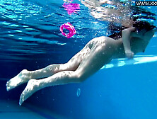 Jessica, Une Adolescente Sexy Sous L'eau