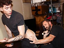 Loss Prevention Officer Messes Around With The Wrong Shoplifter - YoungPerps