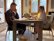 Annika,  la consulente sweet viene scopata nel suo ufficio dal cliente Tommy.  Dialoghi italiano.  Italy