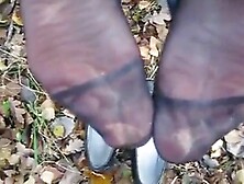 Sperma auf den Nylonsohlen der deutschen MILF