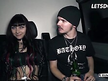 Rock Hotties Leah Obscure & Alissa Noir Finger Every Other On The Backseat Of A Cab - LETSDOEIT