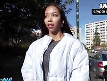 Asiática magra exibe bunda grande e peitos pequenos em cena xxx ao ar livre.