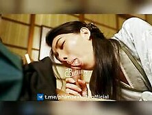 Hoa Tu helps Quan Vu absorb poison from the crab