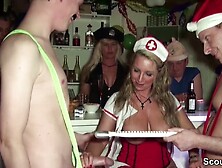 Mutti Fickt Mit Zwei Jungspunden Auf Karneval Party