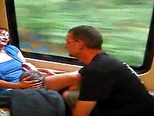 Reife Frau wird während der Zugfahrt gefickt