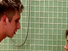 Adrianna Nicole fa sesso a tre sotto la doccia con doppia penetrazione