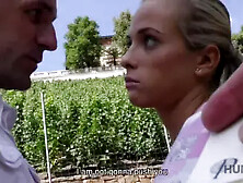 Du Sexe Torride Pour De L'argent Sur Le Canapé Culmine Avec Une Éjaculation Impressionnante