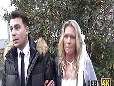 DEBT4k. Le gestionnaire de pr�t donne � la mari�e une chance de se d�barrasser de sa dette