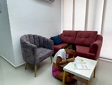 Mientras mi linda hermanastra ejerce sus deberes de la escuela yo me la follo sin parar y me hace ve