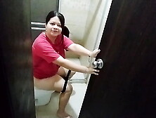 Espió a mi hermanastra en el baño y me obliga a follarla