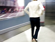 Gumman visa upp magen