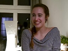 Ersties - Nach dem gemeinsamen Kochen genießen Effie und Birgit ein süßes Dessert