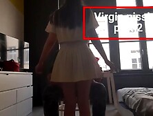 Dziewczynka sika,  pokazuje pipkę i dupkę.  Mycie cipki posikaniu