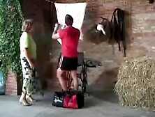 Oma Martha draussen gefickt und gefistet