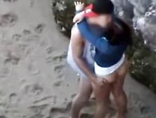 Jeune Couple Qui Baise Sur La Plage