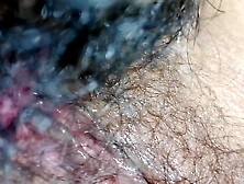 Estímulo su clit con mi glande y le meto solo la puntita para dejarla con las ganas