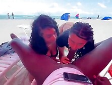 una polla negra chupada por dos hembras negras