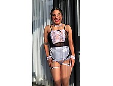 Mi sirvienta latin chick usa su nuevo uniforme y termina comiéndose mi pito gordo