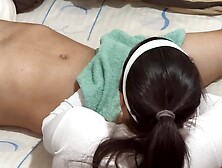 Masajista Culona seduce a cliente turista y le hace un servicio completo