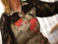 Die Milf freut sich mit einem jungen Boy zu ficken