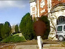 Un couple invite un à les rejoindre pour un trio