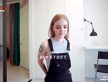 The courier mixed up the order,  this babe solved the problem by taking off her pants / Dolly Rud