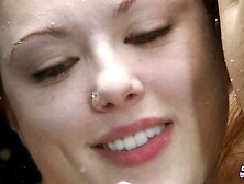 Sexo embaixo d'água é o que Cammie Fox quer