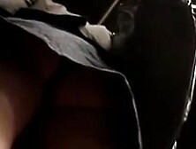 Brunette dans le metro