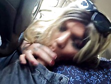 Alexia Ferraz giving a breastfeed in the car with her allies - Ma Santos