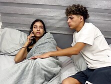 Mi hermanastro esta celoso por mi novio y me coge rico mientras hablo pór llamada con el.