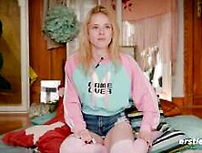 Ersties - Gurke und Küchenutensilien bringen Mia A zum Orgasmus