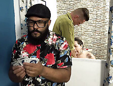 Suzie Girl - Amigo preocupado e coroa casada,  chamou o amigo do marido pra ir na cozinha e caiu de boca no pau