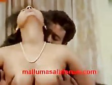 Un Homme Excité À Moustache Baise Une Indienne