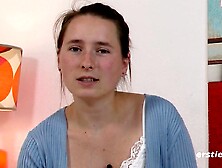 Sinnliche Mira spielt ein Fragespiel und mit Glasdildo - Amateur Brunette Girlfriend