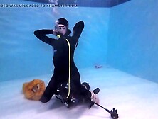 buceando con impermeable y neopreno