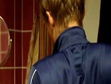 Elisa Schlott duscht