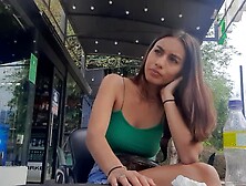 Estoy muy mojada con el juguete sexual en el restaurante.