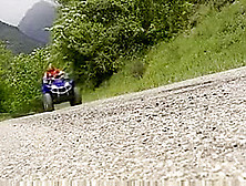 Thailandaise Sportive Baise Sur Un Quad Qui Roule