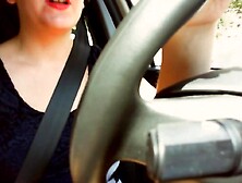 La matrigna italiana si masturba in macchina mentre porta il figliastro a scuola