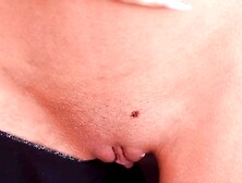 Babe in heat strikes poses and shows off perfect ass