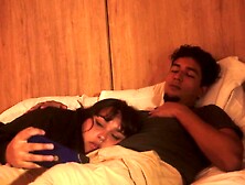 Me acuesto con mi hermanastro a mirar una peli pero las cosas se ponen raras y el se calienta mucho