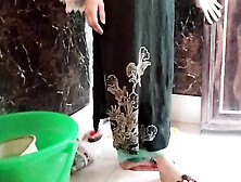Step sister ko bathroom me pakad ke pel diya