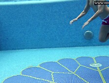 Hot Underwater Babe Lady Swims Naked