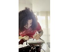 Esposa DEPRAVADA me engaña para follarme en LA COCINA