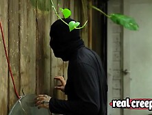 Em vez de roubar sua casa, ele prefere transar