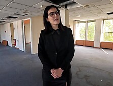 Une Agente Immobiliï¿½re Trompe Son Mec,  Se Fait Baiser En Anal Lors de la Visite Par Des Faux Clients