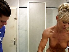 Marina,  une cougar qui sait prendre les choses en main et la bite dans le cul